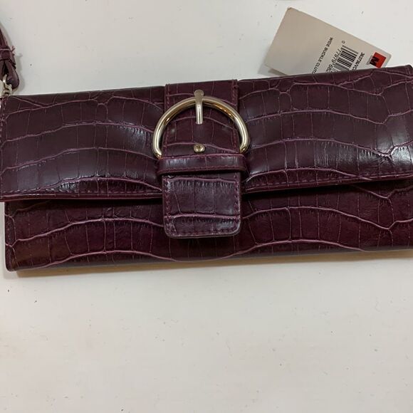 Mundi wristlet wallet.  New with tags slim design with lots of storage spaces - Picture 1 of 7
